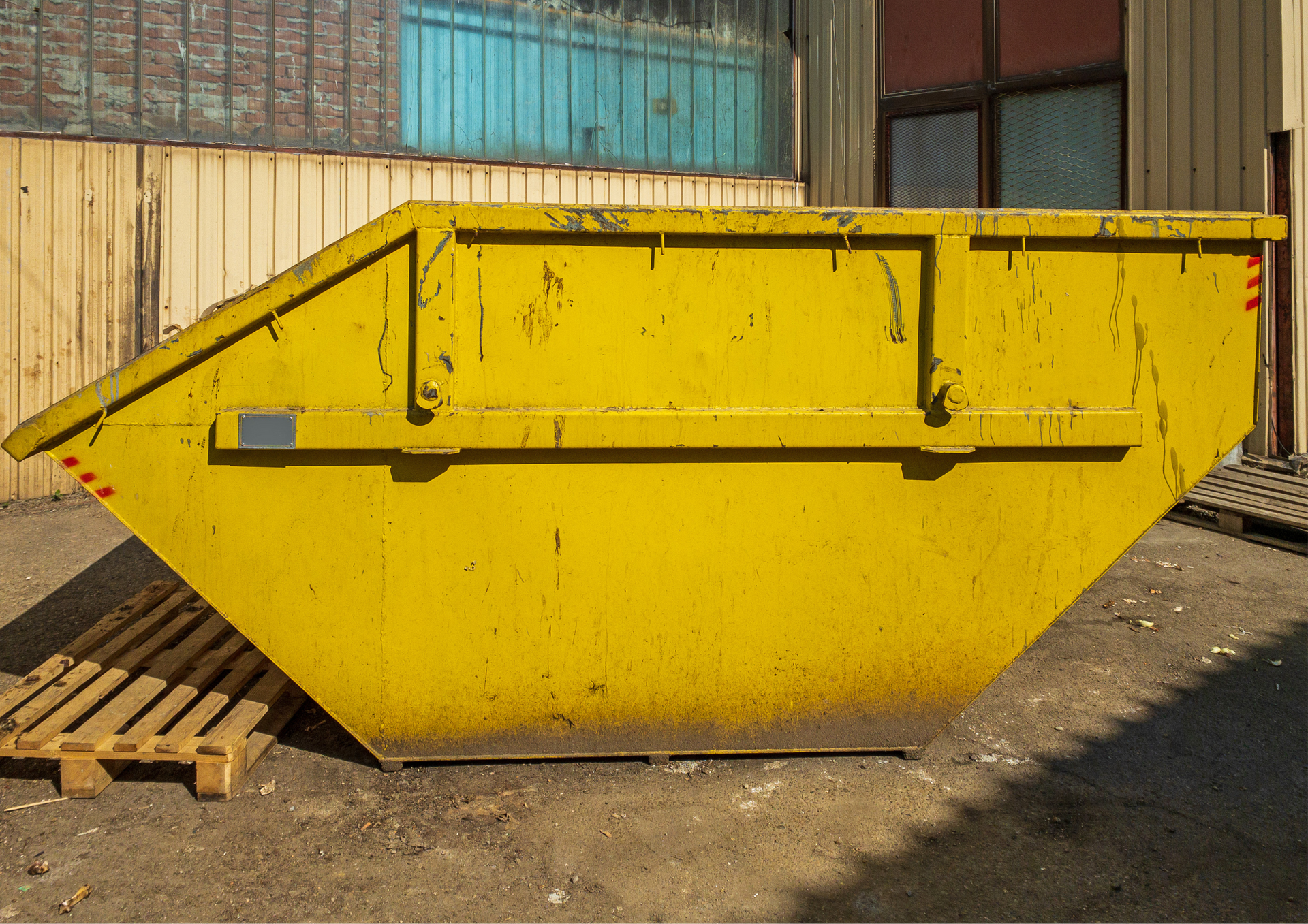 Preparing for a Garden Makeover in Kettering? Hire a 2 Yard Skip